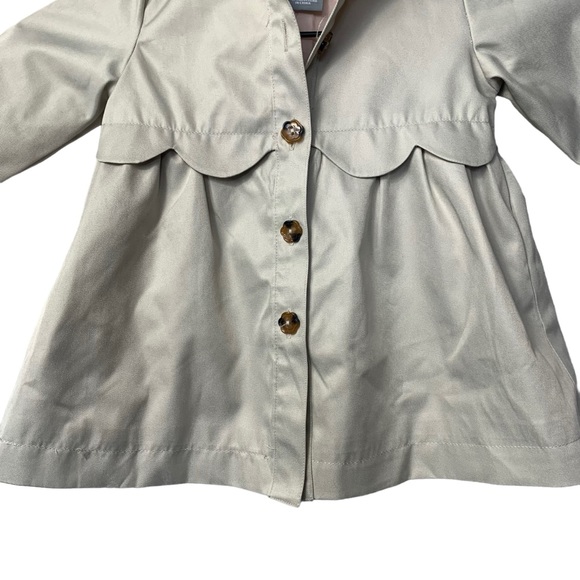 Tahari Girl’s Raincoat. Button up with scalloped edge detailing 18 months - Picture 4 of 7